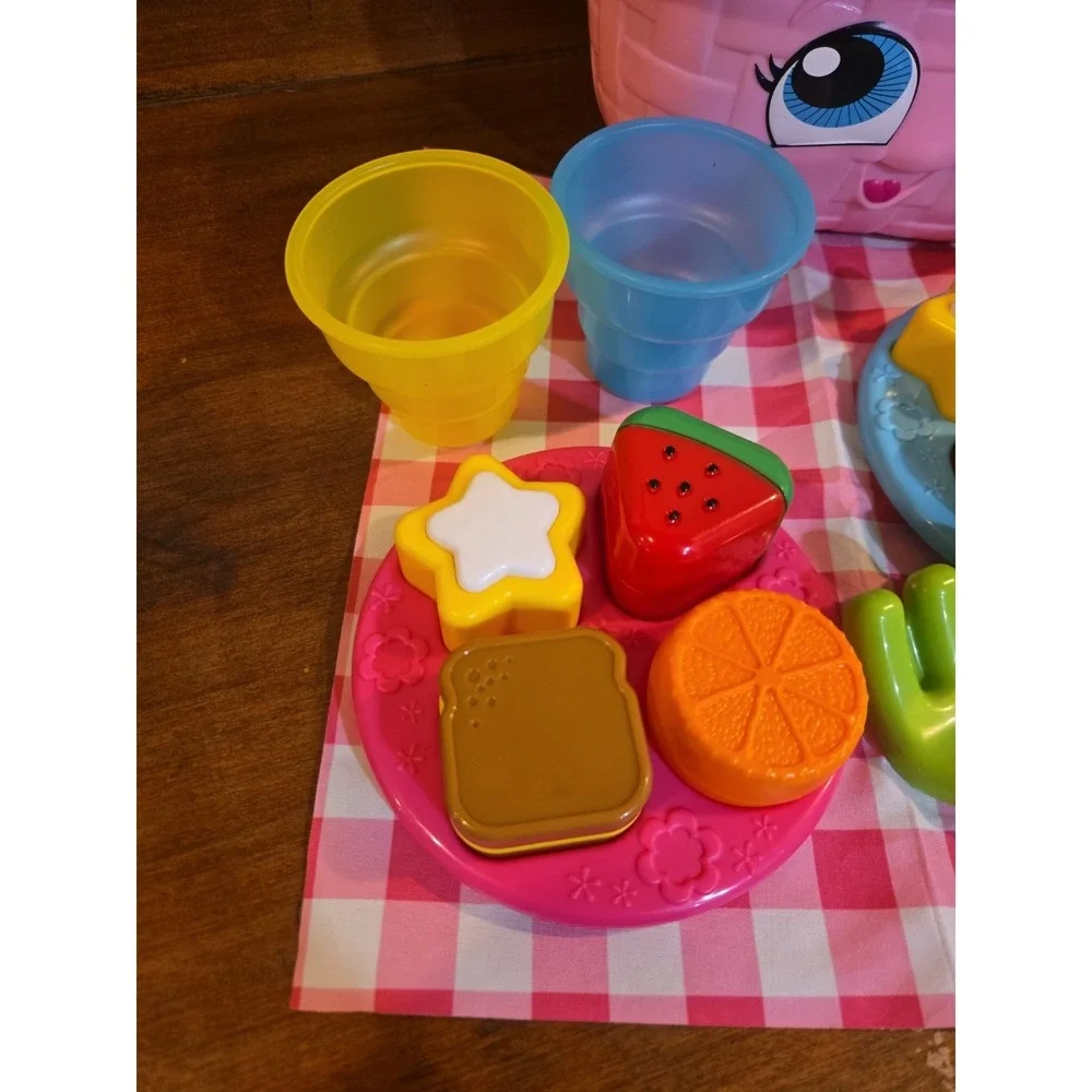 LeapFrog Shapes and Sharing  Interactive Picnic Basket (Pink) P13